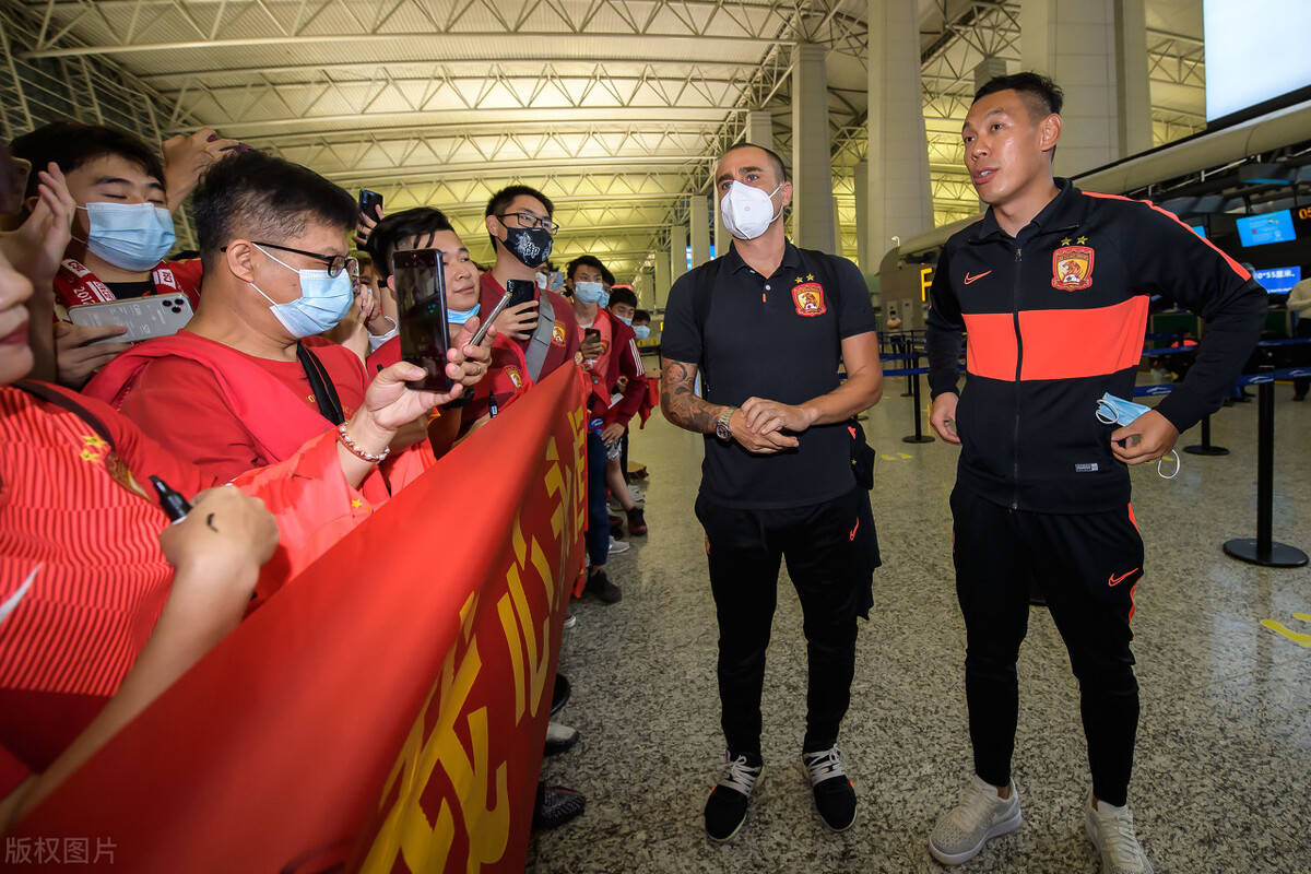 今夜亚冠传出新动向，夏洛特黄蜂远射贴柱，管理层表态：引发热议，控场能力受关注